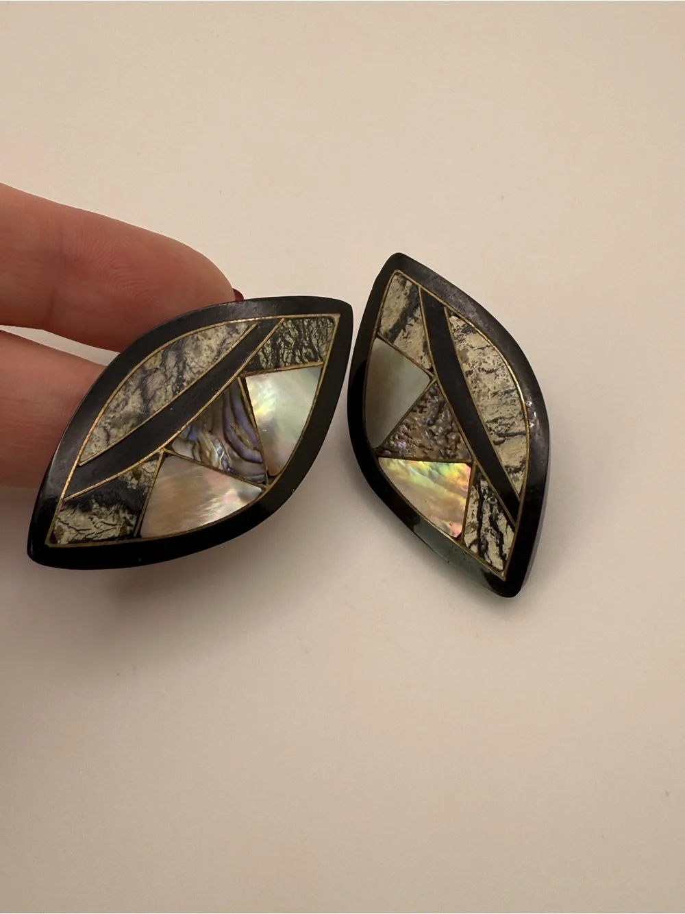 Leaf-shaped dark acrylic and mother of pearl earring
